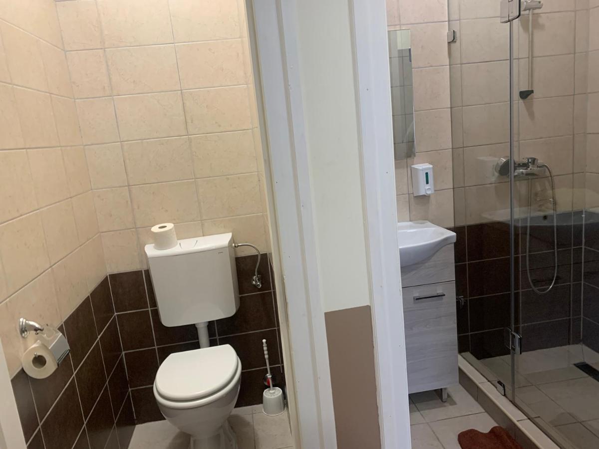 Center Panzio Apartment Vecses Ngoại thất bức ảnh